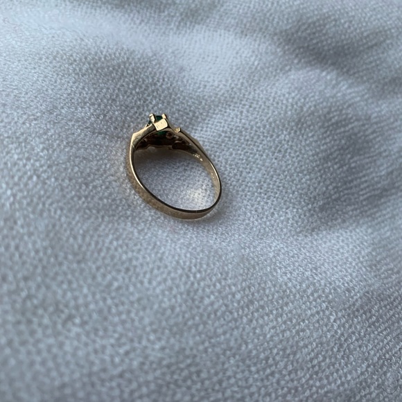 10K Gold ring with emerald stone - Picture 3 of 5